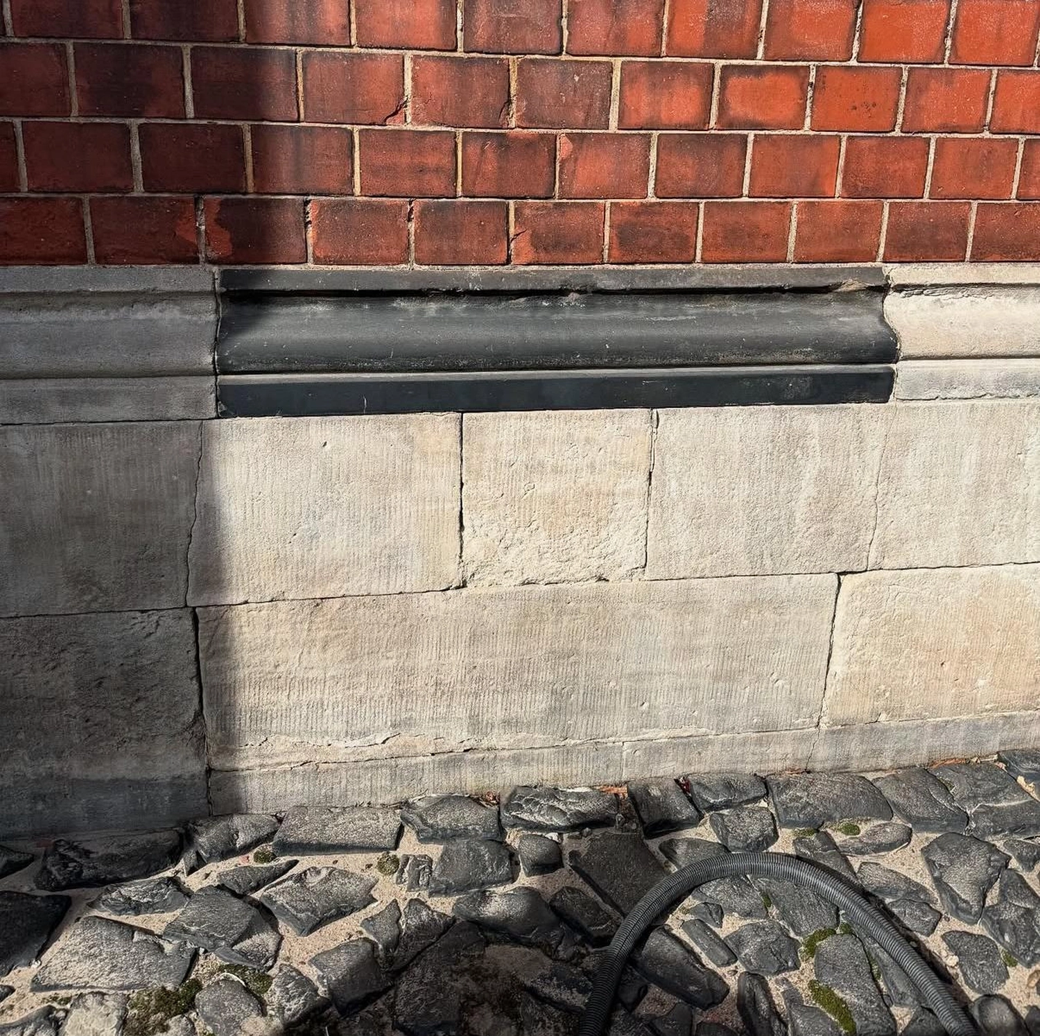 ASTA-TECH – Technische Oberflächenreinigung – Steinmauer gereinigt